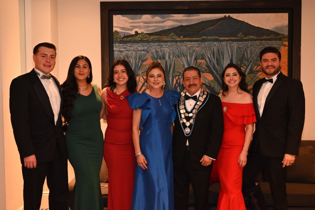 Ricardo Córdova Presidente del Club Skål CDMX acompañado de su familia.
