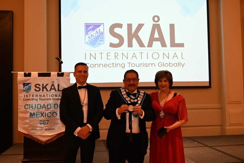 Ricardo Córdova Navarro recibió la “Medalla de la Amistad”.