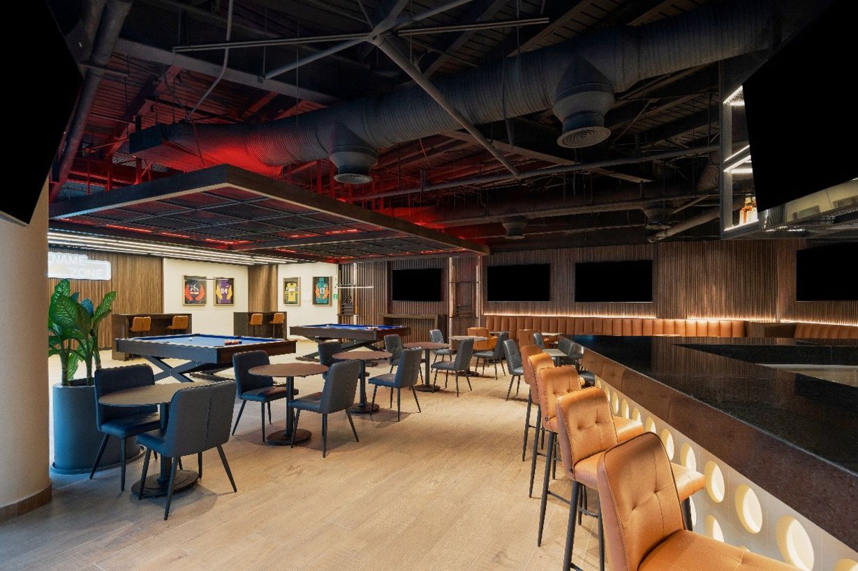 Tercer Tiempo Sport Bar es un espacio lleno de energía ideal para convivir con amigos y disfrutar los mejores eventos deportivos en un ambiente moderno.