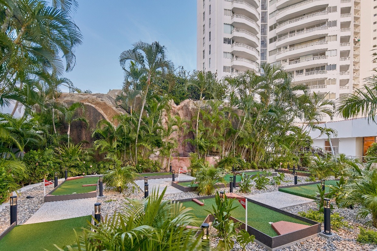 Mini Golf de 7 hoyos, perfecto para quienes buscan una actividad divertida y diferente, con un diseño seguro y amigable.
