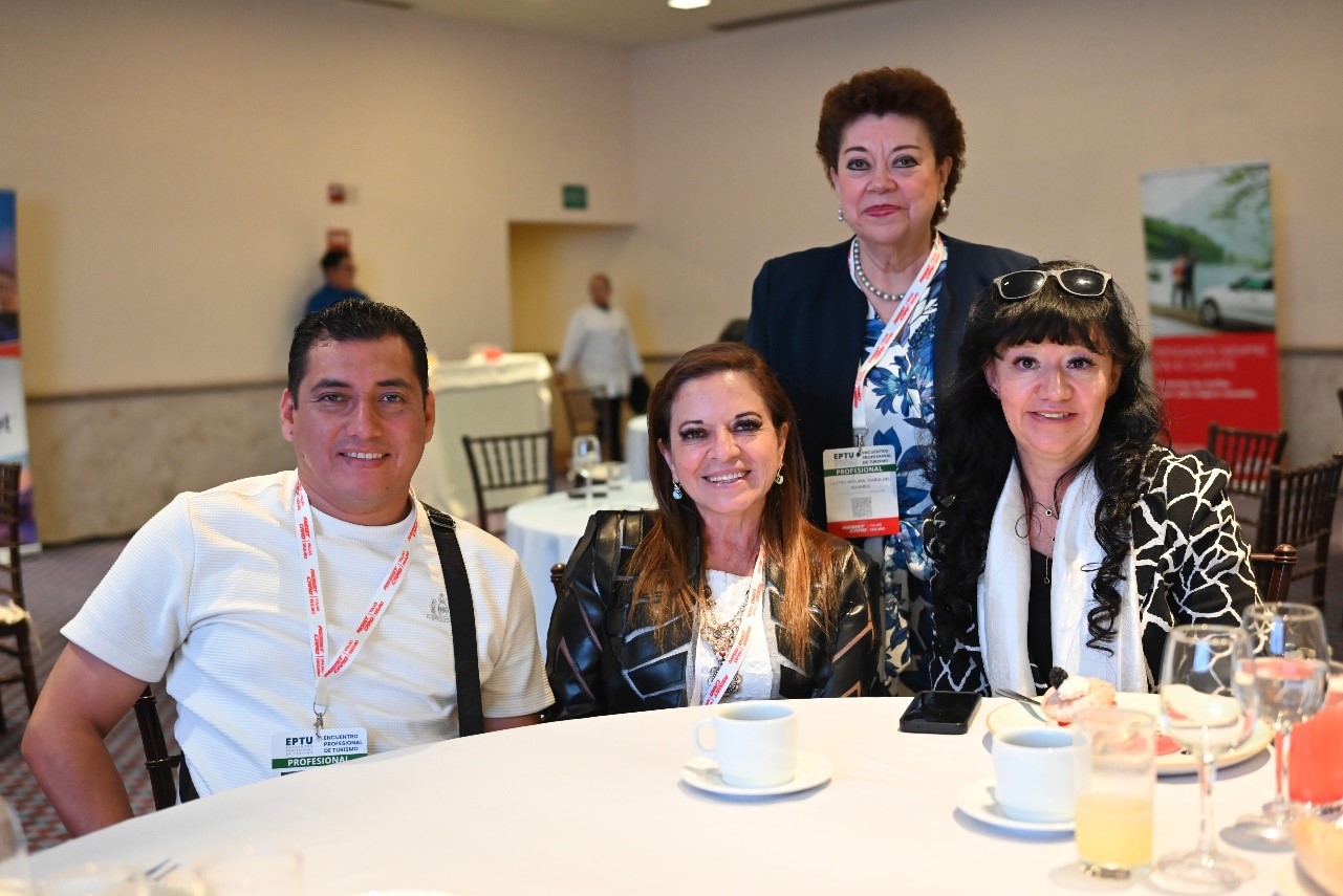 Teresa Hernández, Presidenta de CONFETUR y Adriana Martínez, Presidenta de CONFETUR Capítulo Quintana Roo.