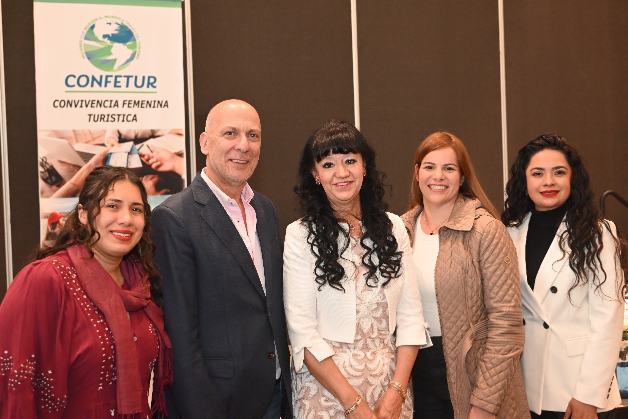 Teresa Hernández acompañada de Carlos Bricka, Director de Assist Card México y ejecutivos de la empresa.