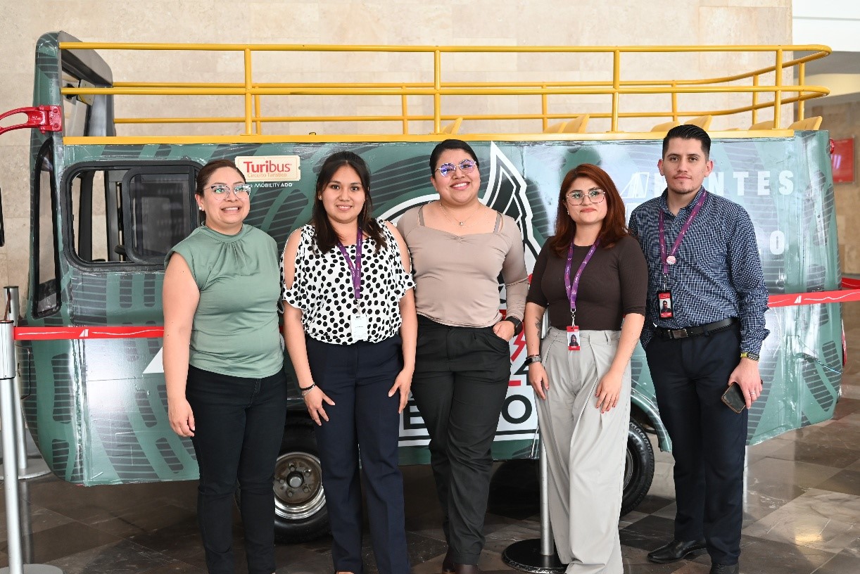 Cynthia González, Jefa Comercial y encargada de Marketing de Turibus acompañada de su equipo de colaboradores.