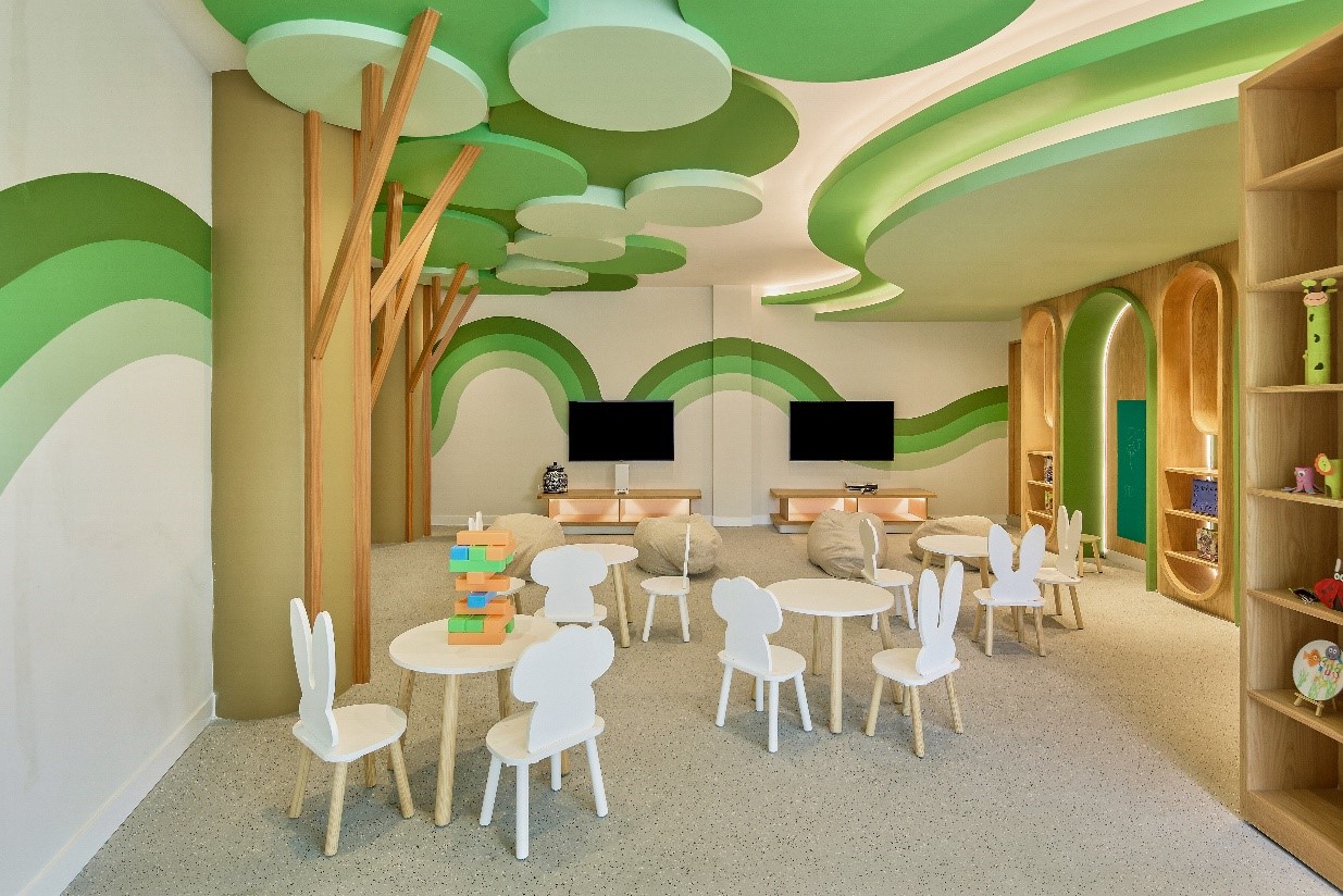 Fiesta Kids Club, un espacio lleno de creatividad diseñado para niños de 4 a 12 años con juegos interactivos, actividades recreativas y entretenimiento.