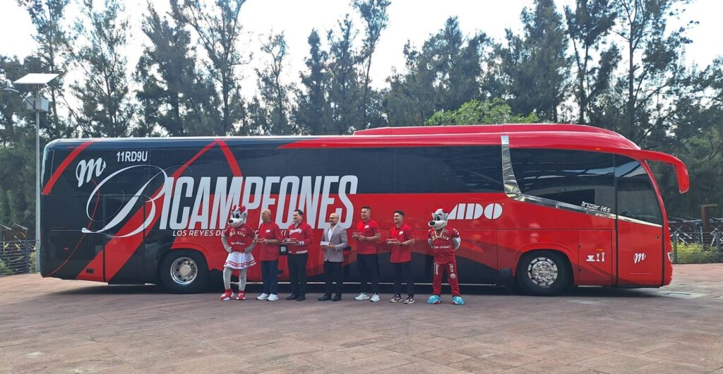 ADO presentó el autobús oficial de los Diablos Rojos MX.