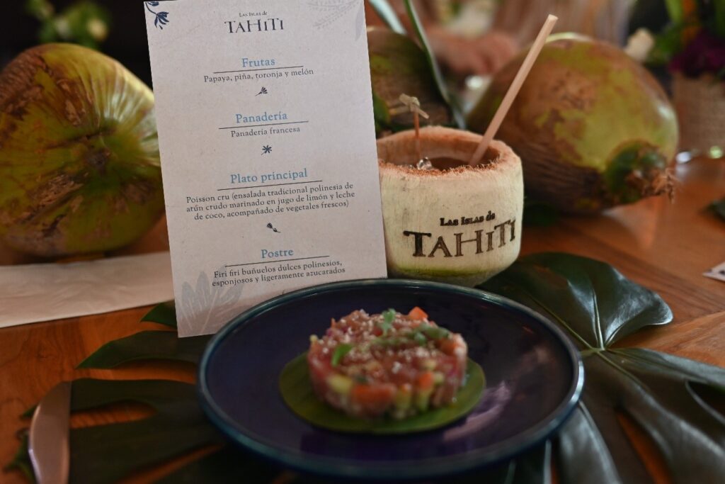 Brunch tahitiano lleno de riqueza cultural y tradiciones vivas de la Polinesia.