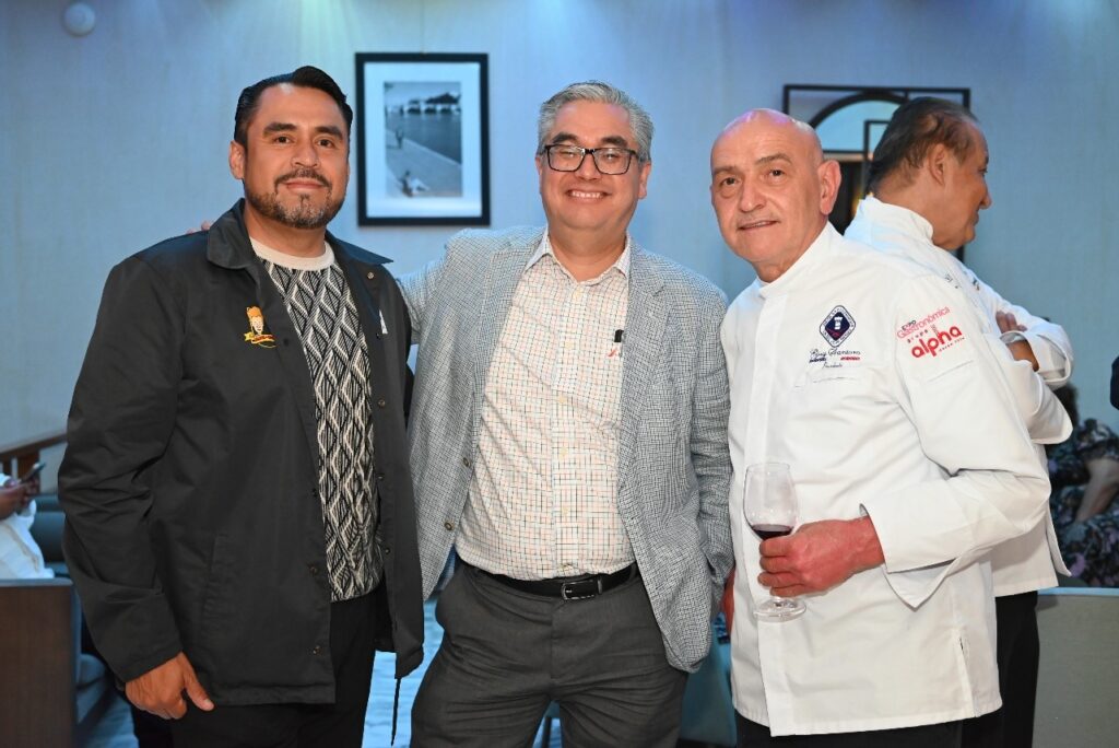 Chef Sergio Camacho, Presidente de Vatel México y Guy Santoro en Club France.