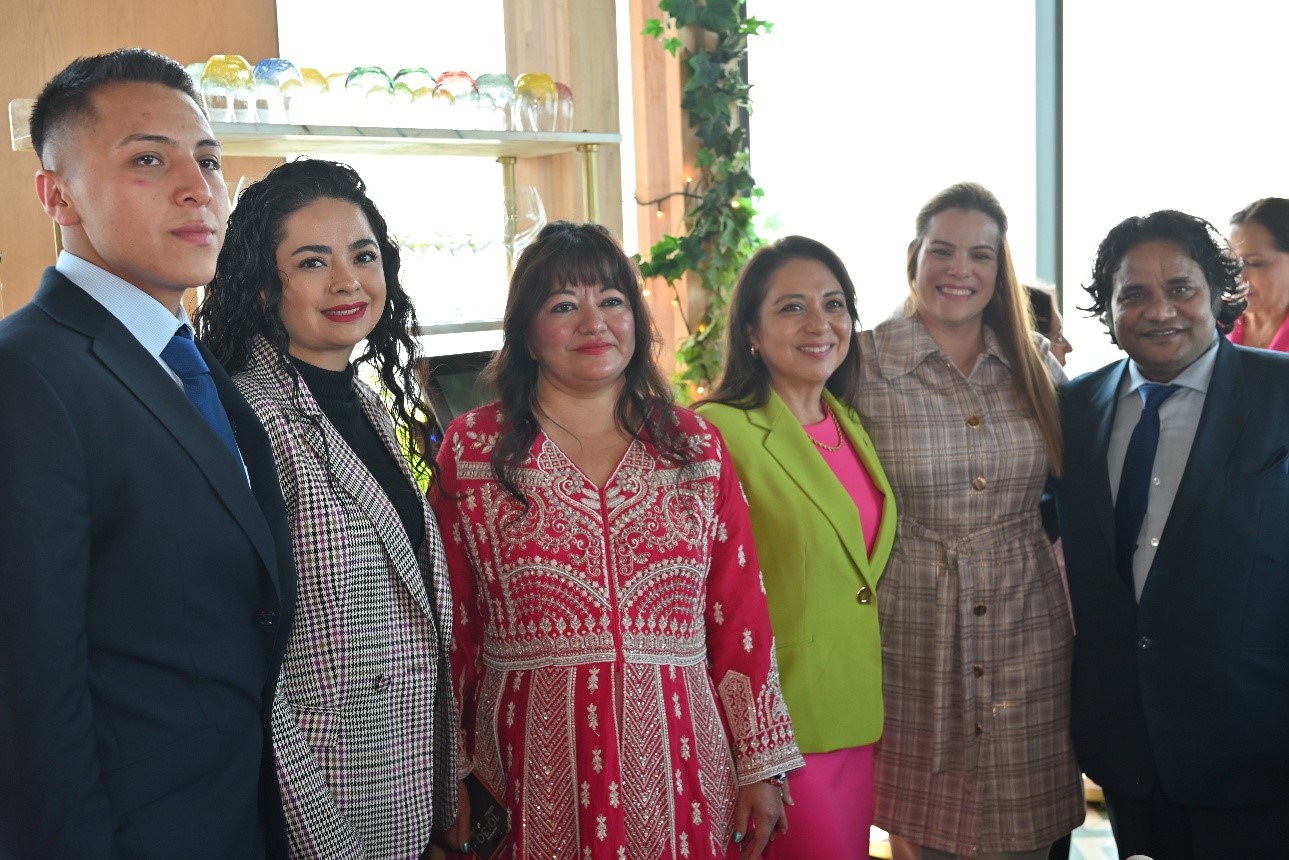 Directivos de TITL y presidencia de AFEET acompañados de ejecutivas de Assist Card México.