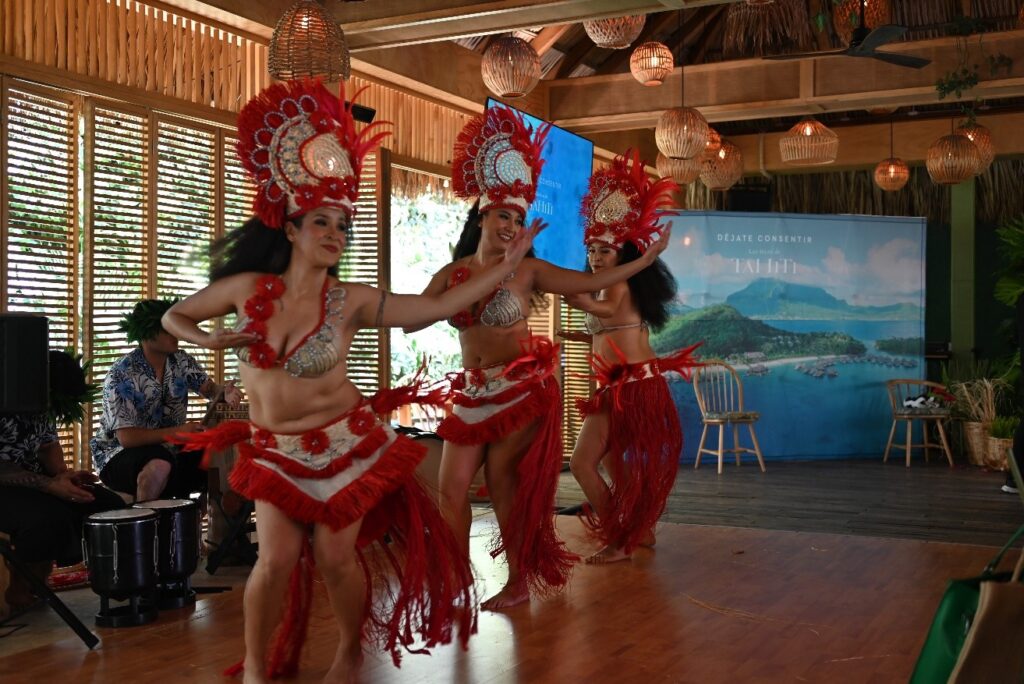 Diversas danzas tahitianas tradicionales durante evento de promoción en México.