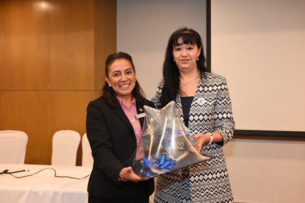Teresa Hernández, Presidenta de CONFETUR y Brenda Gutiérrez, Directora de Ventas del hotel Galería Plaza Reforma