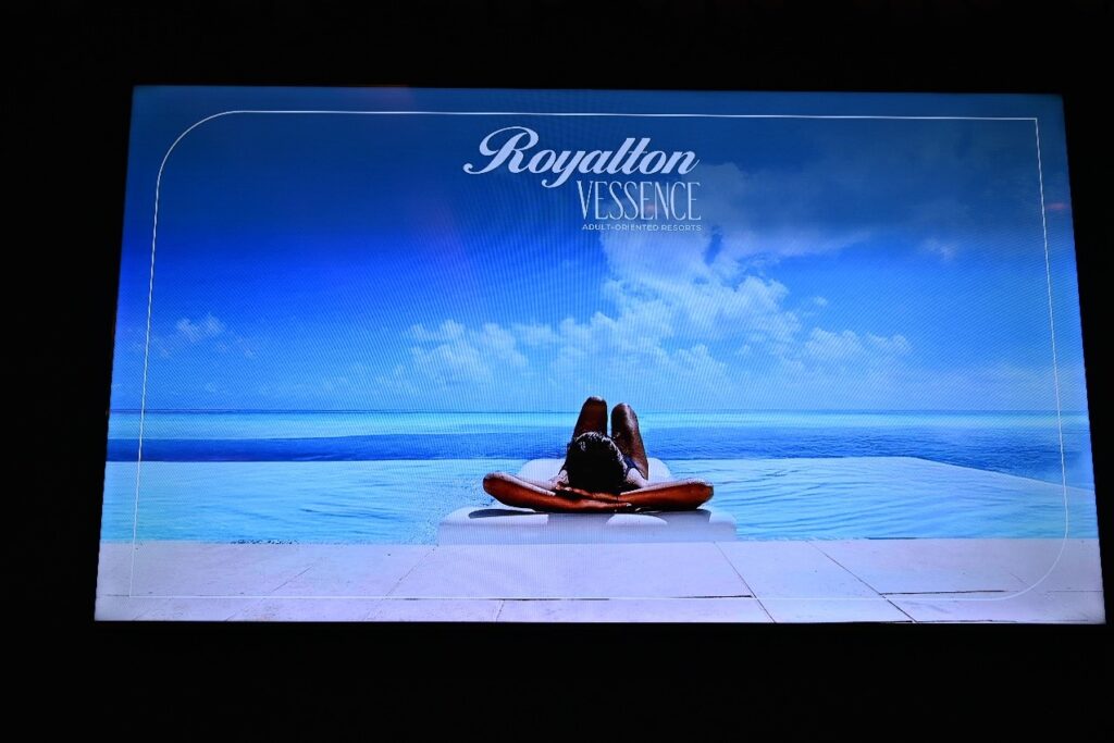Presentación de Royalton VESSENCE Adult-Oriented Resort.