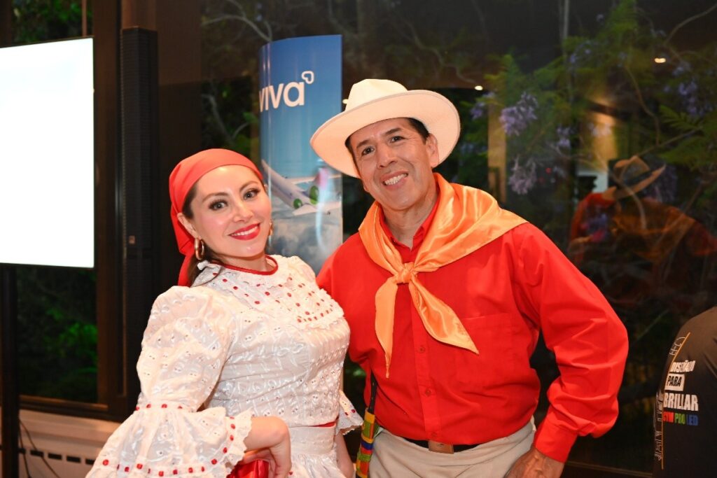 La velada incluyó rifa de vuelos, estancias, tours, música y gastronomía típica colombiana.