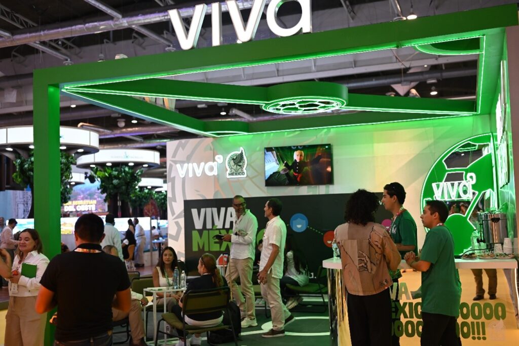 Pabellón de la aerolínea Viva en el Tianguis Turístico de Acapulco 2026.