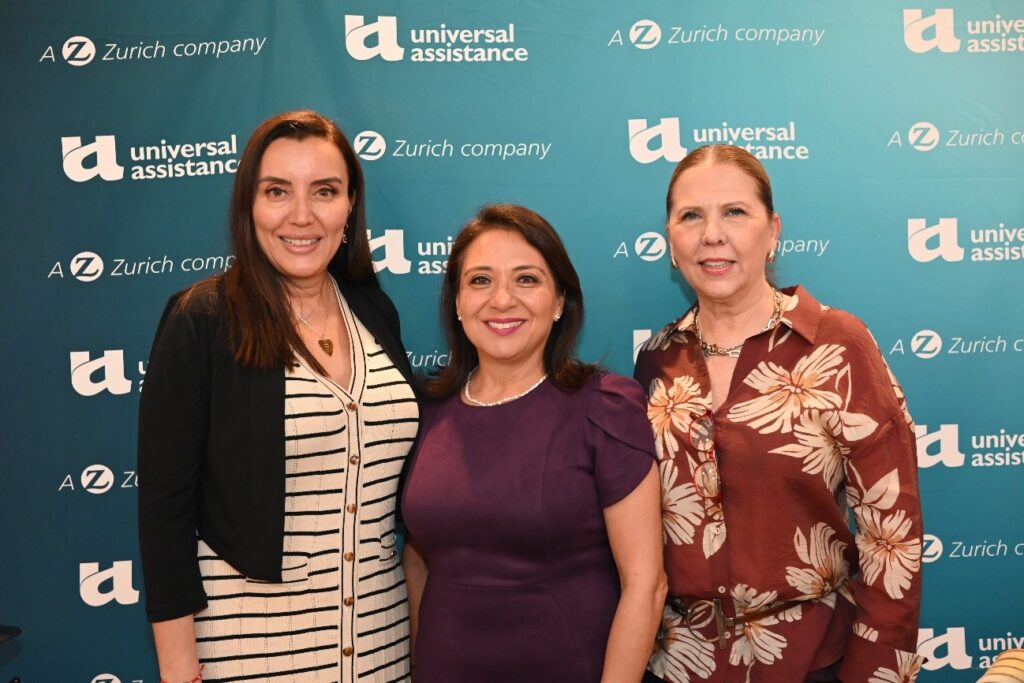 Diana Olivares, Claudia González y Lourdes Croskey en “La hora del té AFEET”.