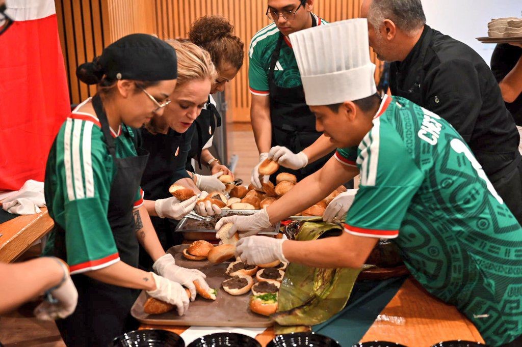 Equipo mexicano comandando por el Chef Víctor Vázquez.