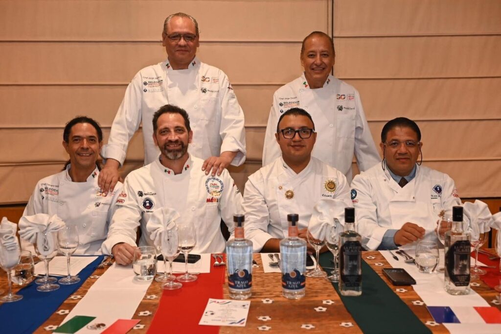 Los chefs jueces Jorge Woolrich, Jorge Orozco, Gerard Militello, Cesar Polo Basurto, Javier Amazurrutia Elizalde y Raúl Mendiola.