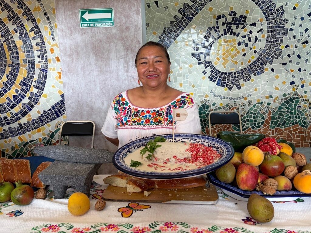 Cocinera tradicional de Puebla en presentación del Chile en Nogada 2026.