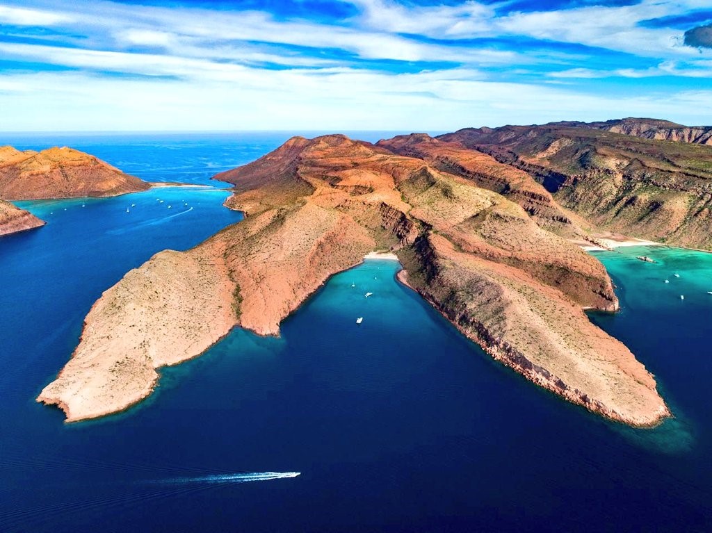 El Golfo de California te permite navegar y explorar con tranquilidad y seguridad, disfrutar de la inmensidad y belleza de los ecosistemas marinos y desérticos.