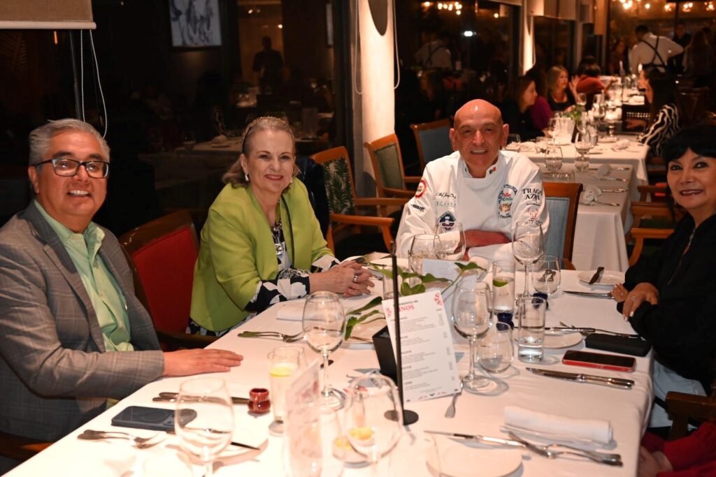 Invitados especiales a la cena en honor al Chile en Nogada en el Club France.