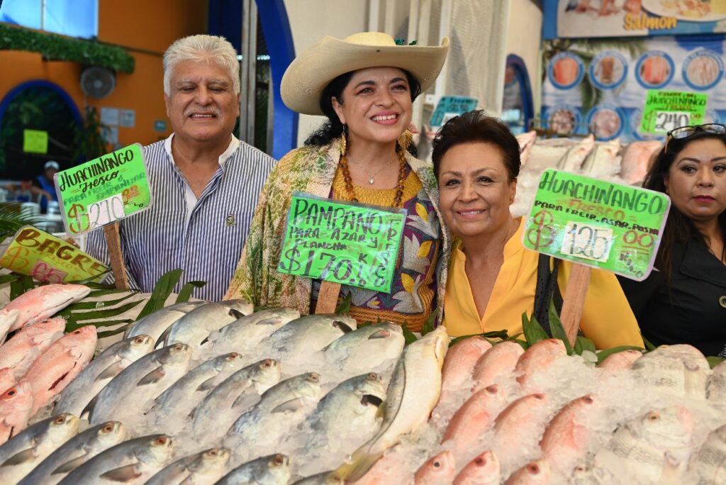 Alejandra Frausto y Lourdes Muciño en La Nueva Viga en Iztapalapa.